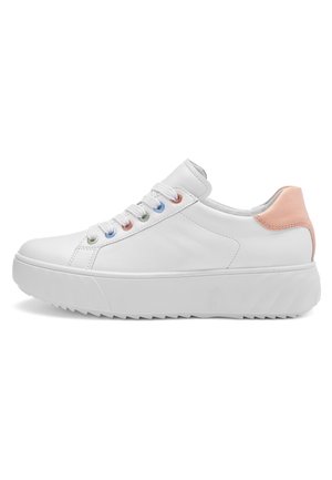 Witte platform sneaker met meerkleurige veteroogjes en perzikkleurige hielkap, witte veters en een dikke geribbelde zool, zijaanzicht op witte achtergrond.