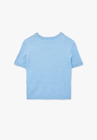 Suéter de manga corta azul claro hecho de un material de punto suave, con un cuello acanalado y acentos en los hombros con pequeñas cuentas decorativas.