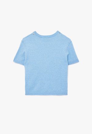 Hellblauer Kurzarm-Pullover aus weichem Strickmaterial, mit einem gerippten Ausschnitt und Schulterakzenten, die mit kleinen dekorativen Perlen versehen sind.