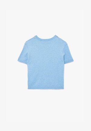 Lyseblå kortærmet sweater lavet af blødt strikmateriale, med ribbet halsudskæring og skulderdetaljer prydet med små dekorative perler.