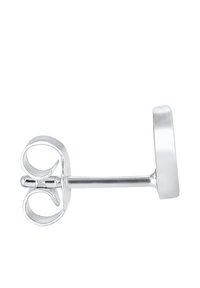 Ørering i sterling sølv med en cirkulær flad top, som har en sommerfugleklips bag, der sikrer en sikker lukning og glat overflade.