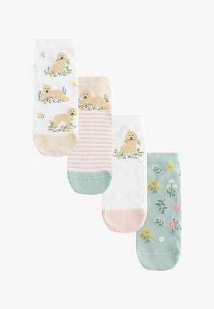 Vier enkelsokken in pasteltinten met golden retriever-puppy's en bloemmotieven, gerangschikt in een dalende diagonale lijn.