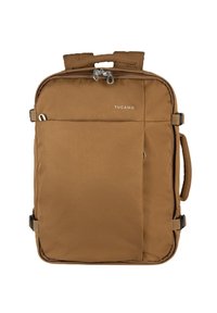 Sac à dos en tissu marron de forme rectangulaire, avec des compartiments zippés, une poignée supérieure, des bretelles réglables et une petite poche avant.