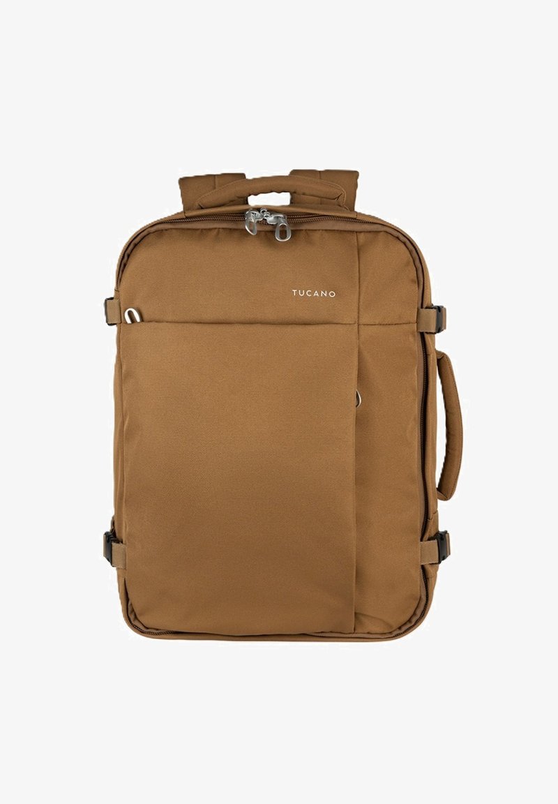 Zaino in tessuto marrone con forma rettangolare, scomparti con zip, maniglia superiore, spallacci regolabili e una piccola tasca frontale.