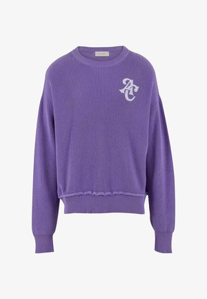 Violetinis suplotas megztinis su nukritusiais pečiais, apvali iškirpte ir balta logotipo detale. Savybės: tekstūruota medžiaga ir banguota apdaila.