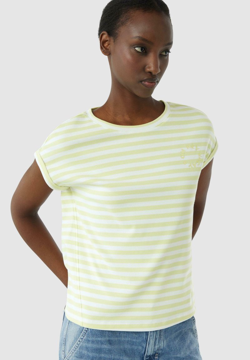 Gestreept T-shirt met korte mouwen in lichtgeel en wit, met een eenvoudige ronde hals en een klein logoaccent op de borst.