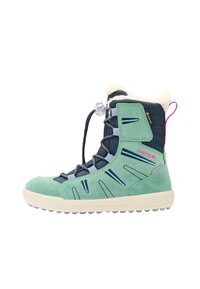 Stivale in camoscio verde con parte superiore in tessuto blu navy strutturato, suola bianca e lacci azzurri. Presenta un collo in pelliccia ecologica e accenti multicolore.