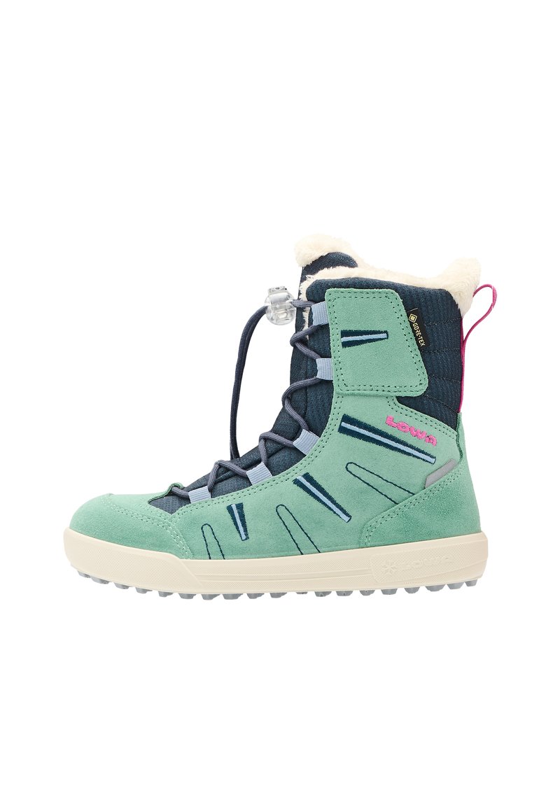 Stivale in camoscio verde con parte superiore in tessuto blu navy strutturato, suola bianca e lacci azzurri. Presenta un collo in pelliccia ecologica e accenti multicolore.