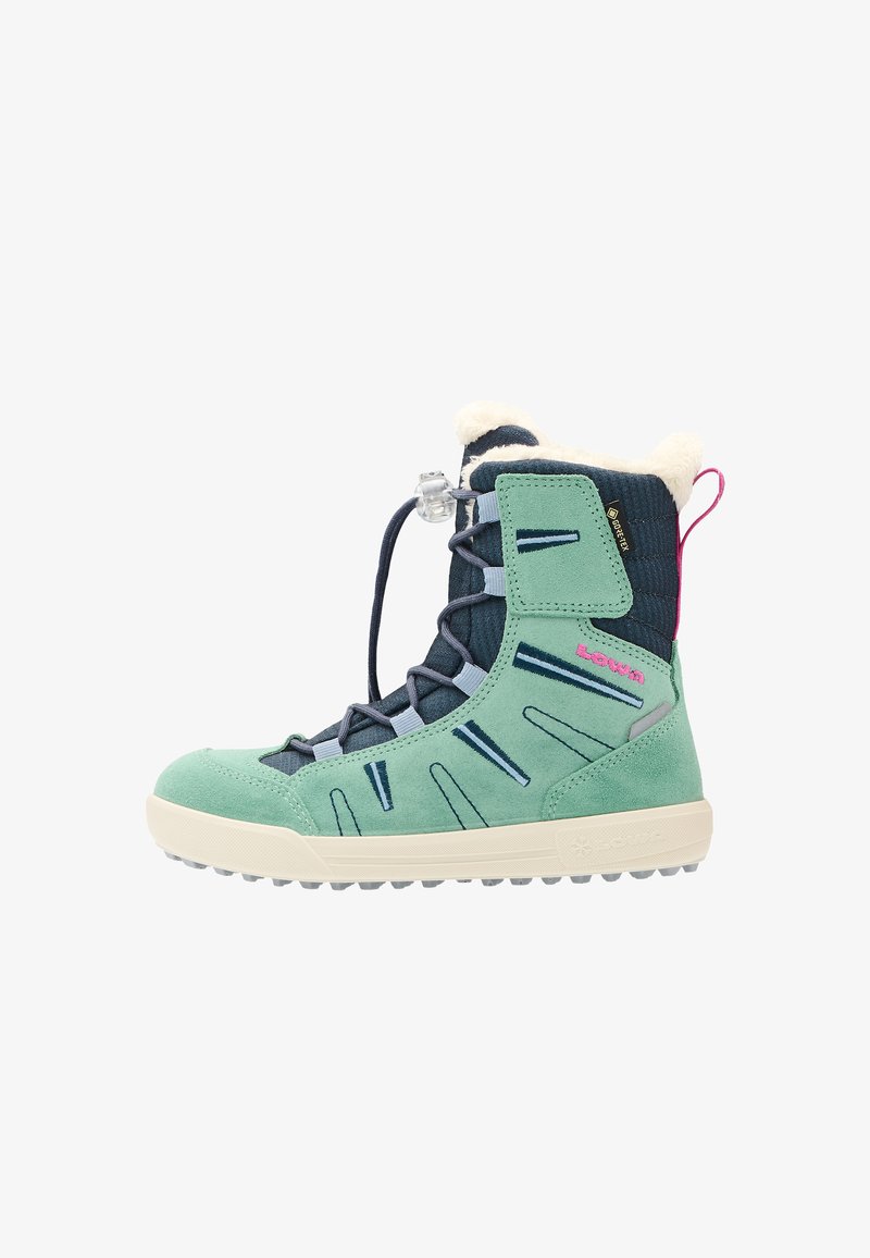 Stivale in camoscio verde con parte superiore in tessuto blu navy strutturato, suola bianca e lacci azzurri. Presenta un collo in pelliccia ecologica e accenti multicolore.