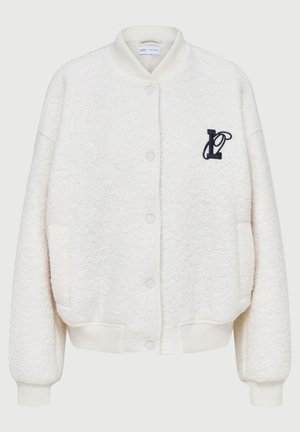 Chaqueta bomber de felpa blanca, con cuello redondo, botones en la parte delantera, dos bolsillos laterales y un logo bordado en azul marino en el pecho.