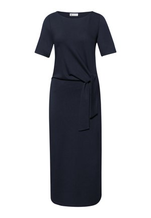 Robe midi bleu marine à manches courtes, col rond, avec un détail de ceinture en tissu à la taille sur fond blanc uni.