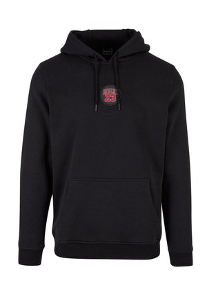Svart hettegenser laget av myk stoff, med en frontlomme, snor til hetten, og en "BALLIN 23" logo i rød og svart på brystet.