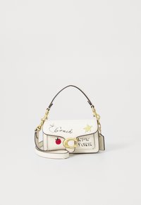 Witte leren handtas met gouden hardware, met de logo's "Coach" en "New York", ster- en appelborduursels, en een afneembare schouderband.