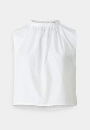 Valkoinen hihaton toppi, jossa on korkea kaulus, rypytetty yksityiskohta ja laatikkomainen istuvuus. Valmistettu sileästä kankaasta, jossa on siisti ja minimalistinen muotoilu.