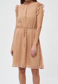 Růžový šat s lehkého materiálu, vybavený volánkovým límcem, krátkými rukávy, stahovacími šňůrkami v pase a malými květinovými vzory.