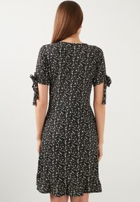 LELA FLORAL V NECK RUFFLE DETAIL MINI  - Freizeitkleid - black