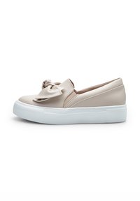 Beige nahkasaapad ilma paeltega, valge kummitald, ümar nina ja sile pind.