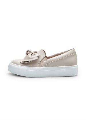 Scarpe slip-on in pelle beige con dettaglio a fiocco, suola in gomma bianca, punta tonda e texture liscia.