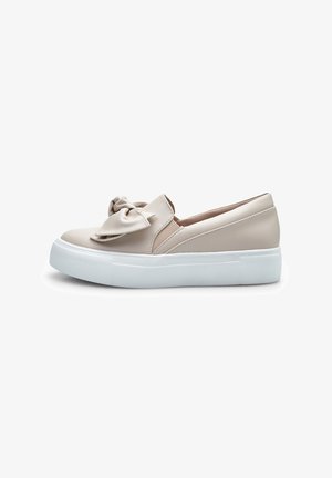 Beige læderslips-on sko med en sløjfe detalje, hvid gummisål, rund tå og glat overflade.