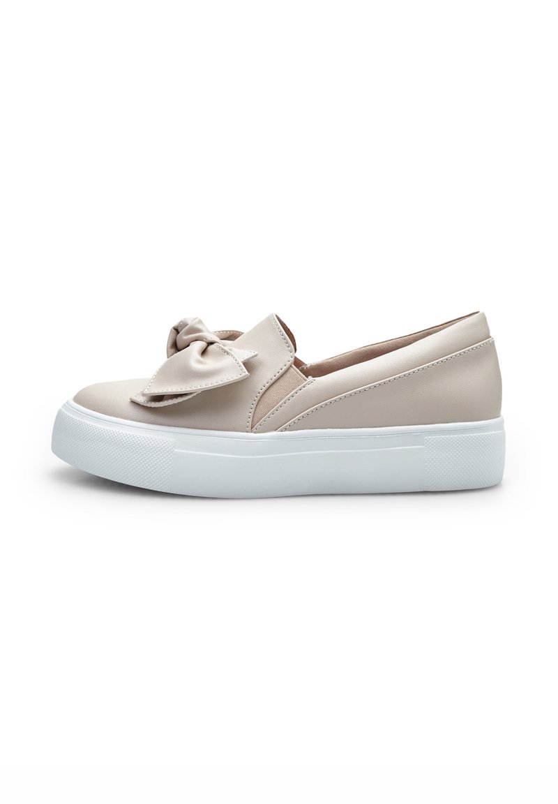Beige nahkasaapad ilma paeltega, valge kummitald, ümar nina ja sile pind.