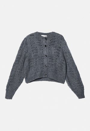 Grauer gestrickter Cardigan mit einem verkürzten Design, Rundhalsausschnitt und langen Ärmeln. Mit Knopfverschluss und durchgehendem Durchbruchsdetail.
