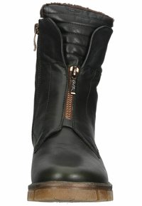 Mustavahaiset nilkkasaappaat, joissa on vetoketjukiinnitys, päällystetty tikatulla materiaalilla ja ruskealla turkiksella vuorattu. Varustettu rakenteellisella kumipohjalla, joka tarjoaa hyvät pito-ominaisuudet.