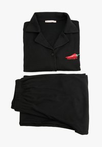 Sort pyjamasæt med en skjortekrave, som har knaplukning foran og ribbet tekstur. Indeholder matchende bukser med elastisk talje.