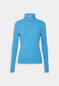 Jasnoniebieski prążkowany sweter z golfem, z długimi rękawami i krótkim zamkiem błyskawicznym przy szyi, wykonany z miękkiego, elastycznego materiału.