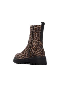 Botín de tobillo con estampado de leopardo, textura suave, cremallera lateral, suela de goma negra y un diseño estructurado.