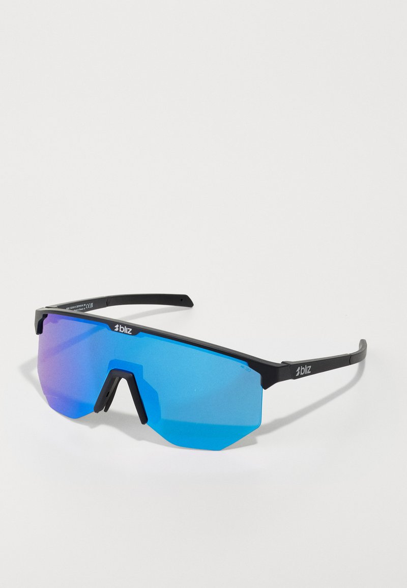 Blaugetönte Sportsonnenbrille mit schwarzem Rahmen, die über ein großes Einzellinsen-Design und eine markante, kantige Form verfügt.