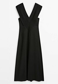 Robe midi sans manches noire avec de larges bretelles texturées en V et jupes évasées sur fond blanc.