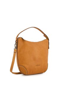 Sac à épaule en cuir tan avec un haut incurvé et une fermeture éclair. Présente une courte poignée et une longue sangle réglable. Marque affichée à l'avant.