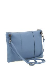 Borsa a tracolla in pelle blu con cinturino regolabile e ganci metallici argentati, esposta su uno sfondo bianco.