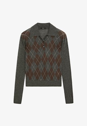 Pull-over en maille à manches longues de couleur gris foncé avec un motif en losanges marron et gris clair. Doté d'un col et de trois boutons au niveau du cou.