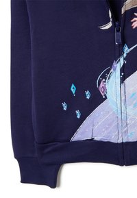 Sweat à fermeture éclair navy avec un design graphique vibrant bleu et violet, présentant des motifs de glace et des cristaux à l'avant, en tissu doux, avec des poignets côtelés.
