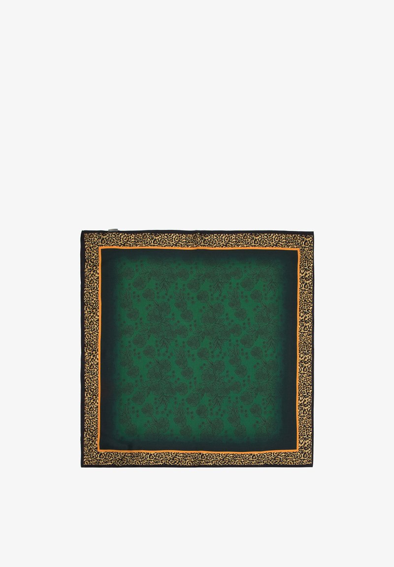 Pañuelo de seda con un fondo verde oscuro que presenta patrones florales, bordeado por intrincados detalles en negro y dorado. Forma cuadrada.