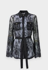 Blusa nera in pizzo con maniche lunghe, tasche sul petto con bottoni, colletto classico e una cintura in tessuto legata in vita. Design trasparente.