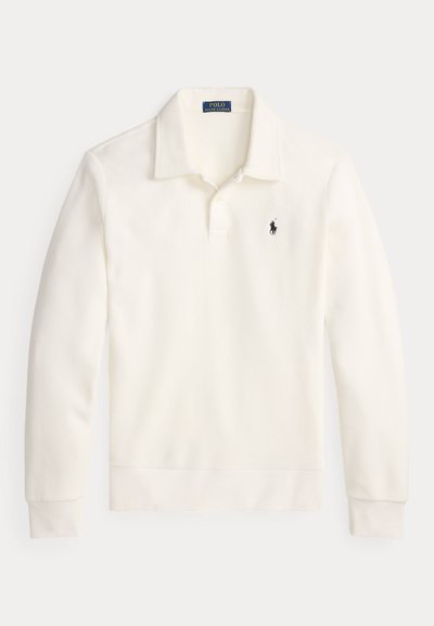 Balta garām piedurknēm polo krekls, izgatavots no mīksta auduma, ar trīs pogu aizdaru, plakanu apkakli un mazu melnu logotipu kreisajā krūtīs.