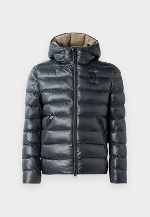 Donkergrijze pufferjack met een glanzende afwerking, horizontaal gestikt ontwerp, afneembare capuchon en ritsen op de voorkant en zijzakken.