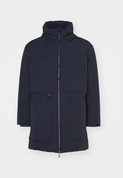 Ναυτικό αδιάβροχο μπουφάν με κουκούλα, μπροστινό φερμουάρ και δύο μεγάλες τσέπες. Διαθέτει κομψό, μινιμαλιστικό σχέδιο και ρυθμιζόμενα κορδόνια.