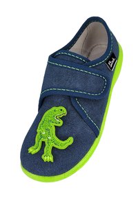 Blauwe stoffen schoen met een groene rubberen zool, voorzien van een gestructureerde groene dinosaurus-applicatie aan de voorkant en contrasterende stiksel langs de randen.