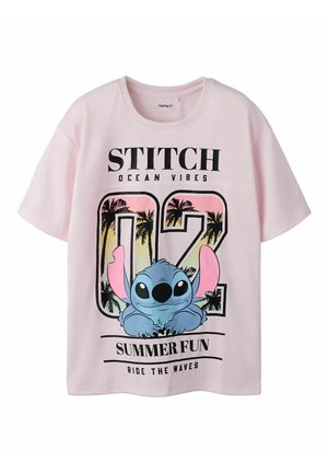 T-shirt rose clair avec un grand « 02 », un fond coucher de soleil avec un palmier et le personnage Stitch. Texte : "STITCH OCEAN VIBES SUMMER FUN RIDE THE WAVES."
