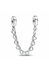 Pendientes de cadena de plata con extremos ovalados y un acabado pulido, conectados por eslabones en forma de corazón.