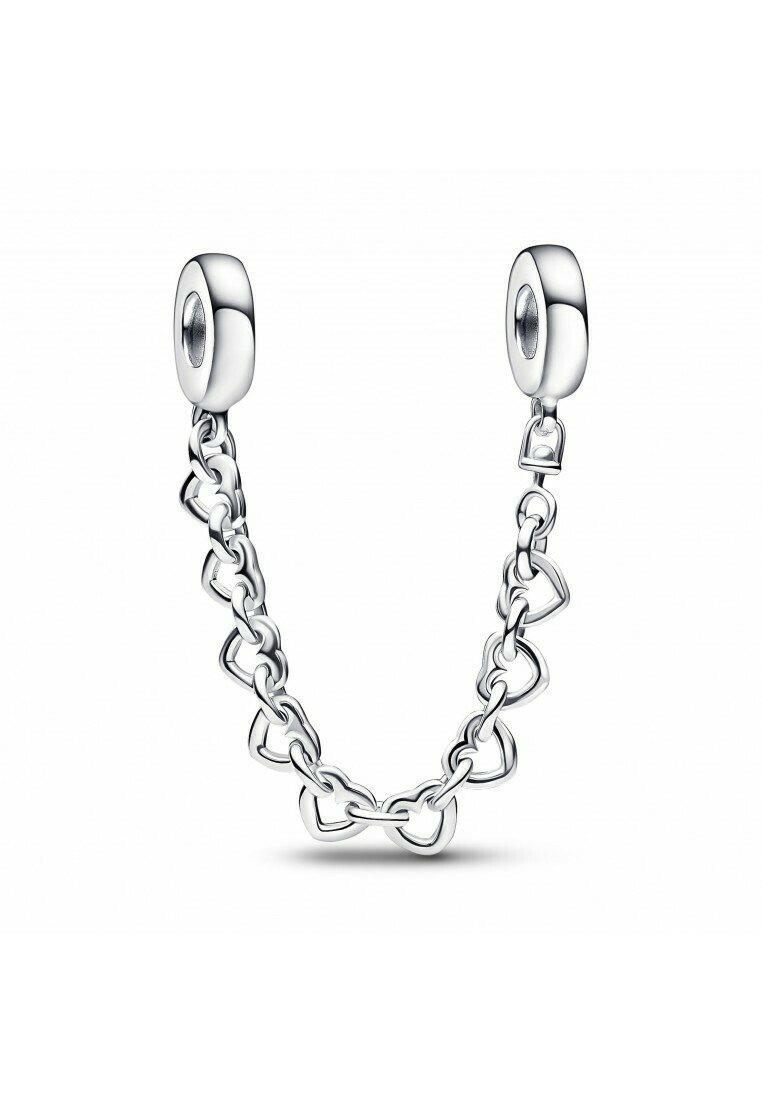 Pendientes de cadena de plata con extremos ovalados y un acabado pulido, conectados por eslabones en forma de corazón.