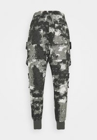Cargo byxor i camouflage-mönster, med nyanser av grått och svart, som har sidofickor och elastiska muddar för en smal passform.