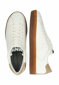 Vita lädersneakers med en tan gummisula, med perforerat mönster, rund tå, platta snören och kontrasterande klackdetaljer i mocka.