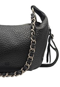 Sac à main en cuir noir avec une finition texturée, doté d'une bandoulière en chaîne, d'une fermeture éclair et d'une forme douce et arrondie. Les accents comprennent des détails tressés.