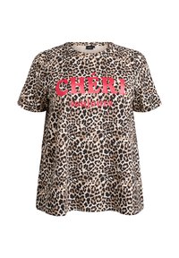 T-shirt a maniche corte con stampa leopardata in beige e nero con testo rosso vibrante che recita "CHÉRI toujours" sul davanti. Design a vestibilità casual.