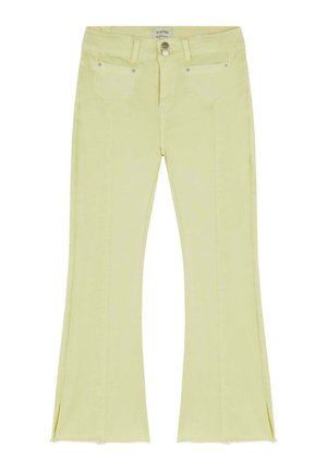 Pantalones de mezclilla amarillos de pierna acampanada con una cintura alta, bolsillos frontales y aberturas laterales en el dobladillo. Presentan un cierre de botón y detalles de costura sutiles.