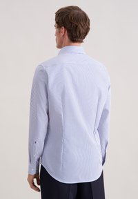 Camicia a maniche lunghe a righe azzurro chiaro e bianco con colletto classico, polsini con bottoni e orlo curvo, realizzata in tessuto liscio.